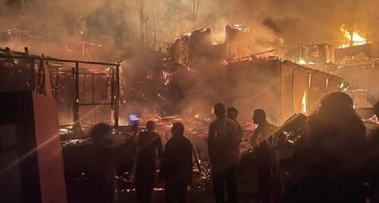 بالفيديو.. حريق كبير بقرية سياحية في إيران!