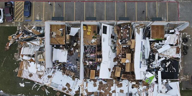 ارتفاع حصيلة ضحايا الطقس السيئ في هيوستن (فيديو)