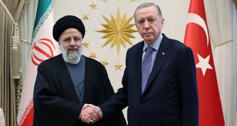 تركيا: أرسلنا لإيران طاقماً مكوناً من 6 مركبات و32 خبيراً في البحث والإنقاذ