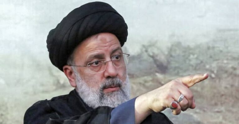 بالفيديو.. لحظة العثور على خاتم رئيسي من بين حطام الطائرة