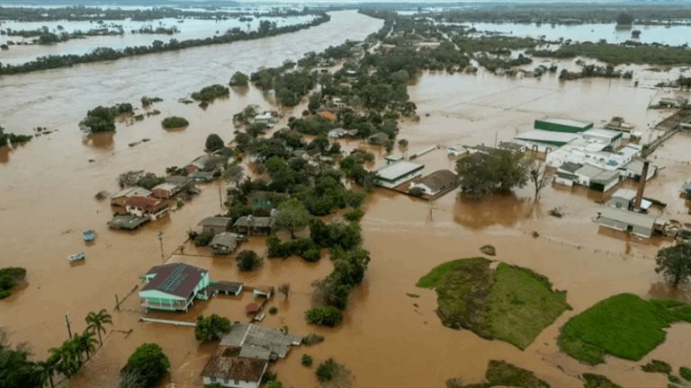 10 قتلى و21 جريحاً بسيول البرازيل (فيديو)
