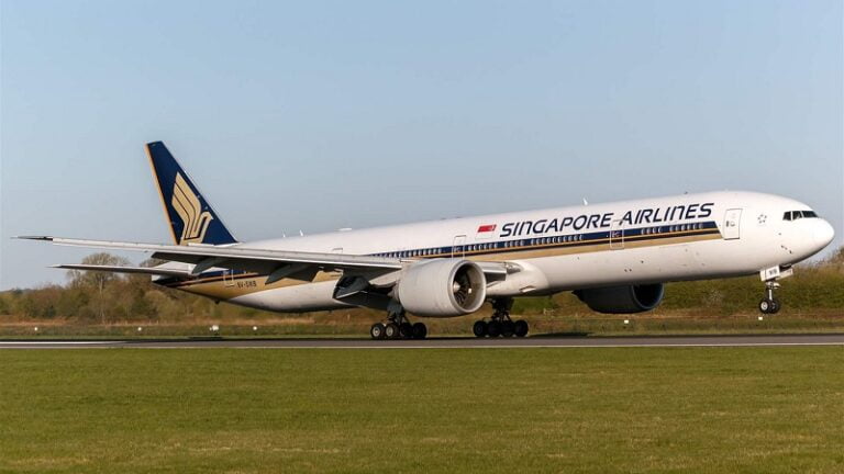 قتيل وجريح باضطرابات في طائرة سنغافورية