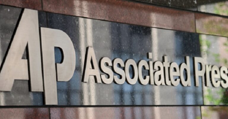 “اسرائيل” تتراجع عن قرارها بشأن “أسوشيتد برس”