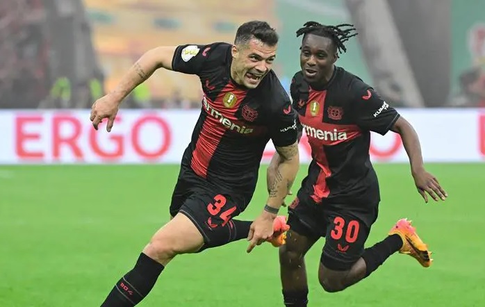 ليفركوزن يُنهي موسمه الأسطوري بحصد الثنائية التاريخية