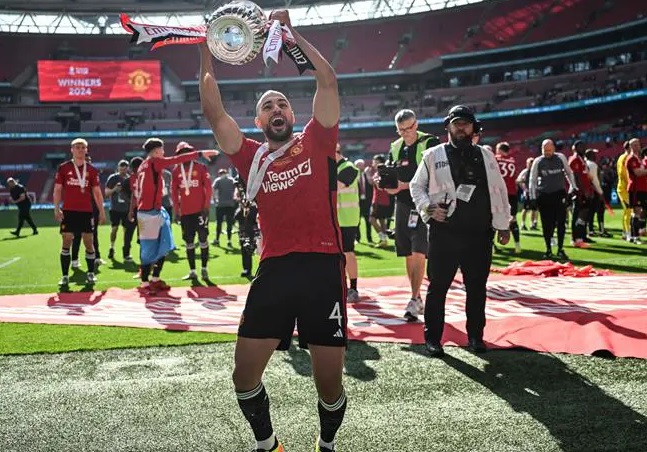 أمرابط يكشف موقفه من البقاء مع مانشستر يونايتد