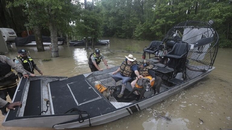إجلاء المئات من منازلهم بعد الفيضانات في تكساس الأميركية (فيديو)