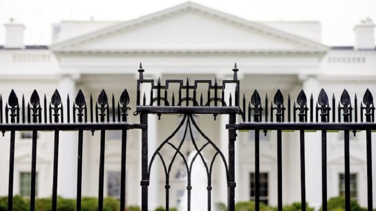 مصرع سائق بحادث أمام البيت الأبيض (صور)