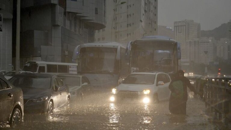 بالفيديو.. السيول والأمطار مستمرة في السعودية