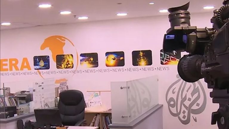 العدو يمرر قرار إغلاق قناة الجزيرة في الأراضي المحتلة