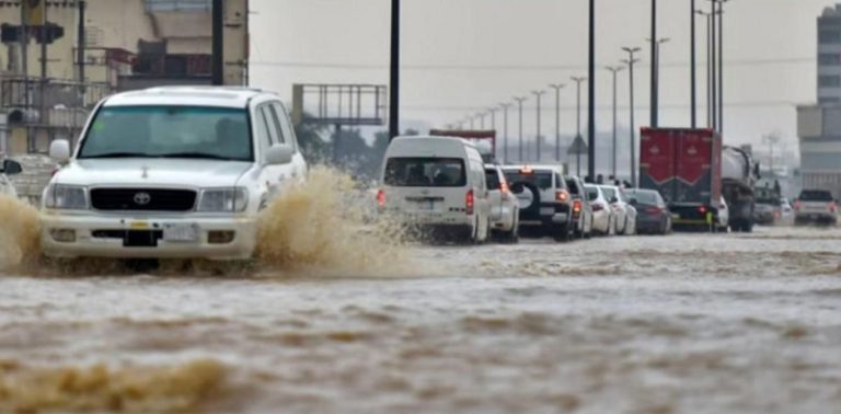 بالفيديو.. السيول تغلق المدارس في السعودية!