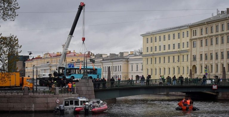 7 ضحايا بسقوط حافلة في نهر سان بمدينة بطرسبرغ (فيديو)