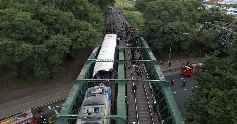 عشرات الجرحى باصطدام قطارين في الأرجنتين (فيديو)