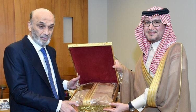 “عباءة” جعجع السعودية: “مكافأة” أم “تعويض”؟