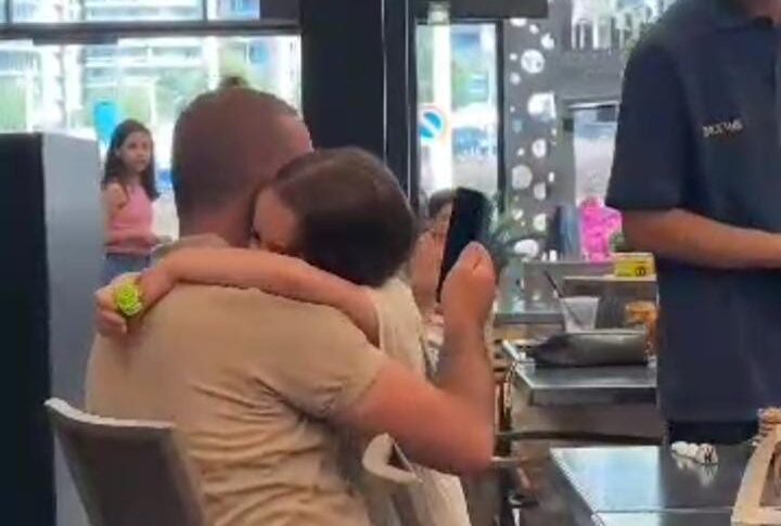 لحظات مؤثرة.. ابنة تبكي بعد مفاجأة والدها بعيد ميلادها (فيديو)