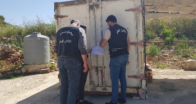 ختم معرضين لبيع الأحجار الصخرية بالشمع الأحمر