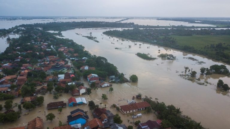 قتلى بانهيارات أرضية وفيضانات في إندونيسيا (فيديو)