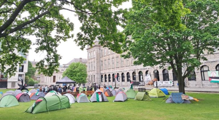 بالصورة والفيديو.. تظاهرة طلابية في إيرلندا لوقف الحرب في غزة