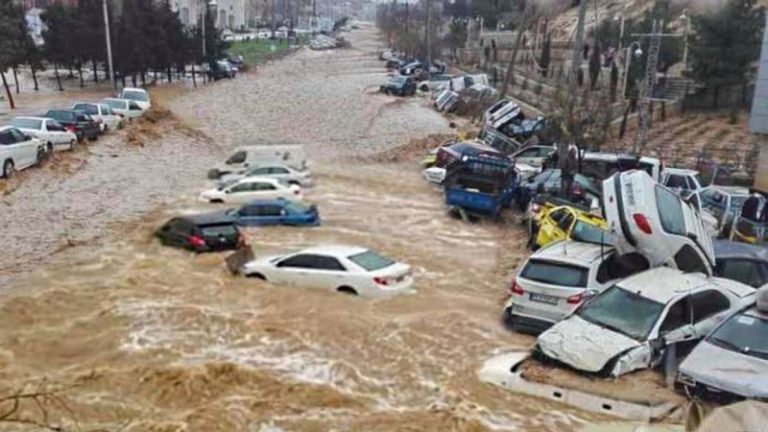 ركاب عالقون وسط حافلة بسبب فيضانات أنقرة! (فيديو)