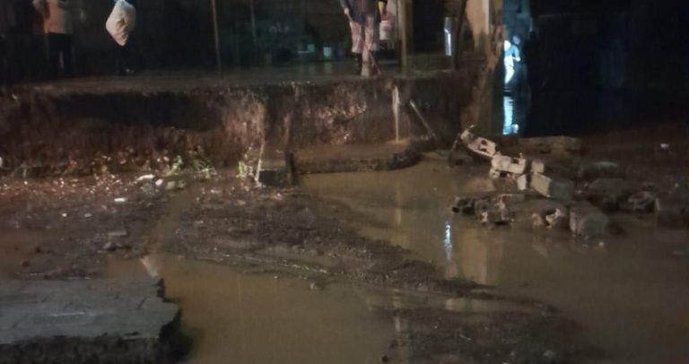 بالفيديو.. فيضان نهر بلدة علي النهري