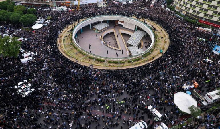 بالفيديو.. تجمع حاشد لأهالي طهران تكريماً لرئيسي ورفاقه