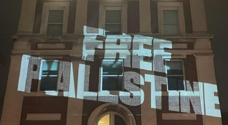 هتافات للطلاب من كافة أنحاء العالم.. “فلسطين حرة”! (فيديو)