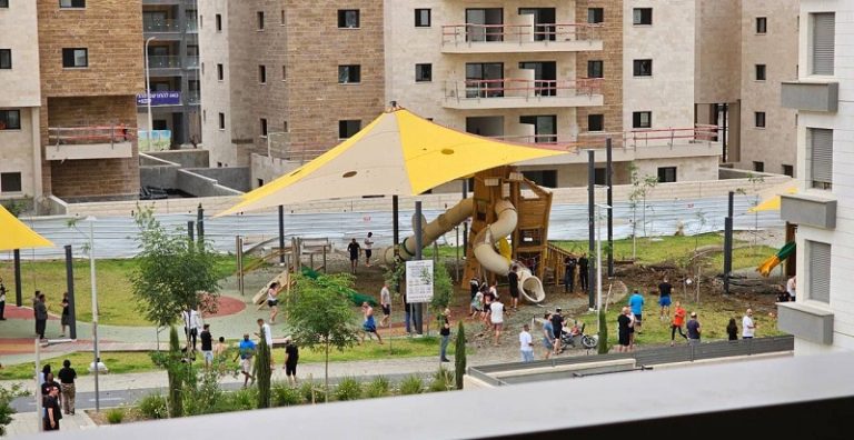 إصابة مستوطنة بصواريخ “القسام” على بئر السبع (صور)