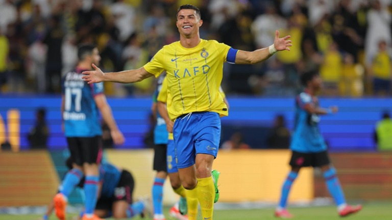 رونالدو يثير الإعجاب بتصرفه مع طفل (فيديو)