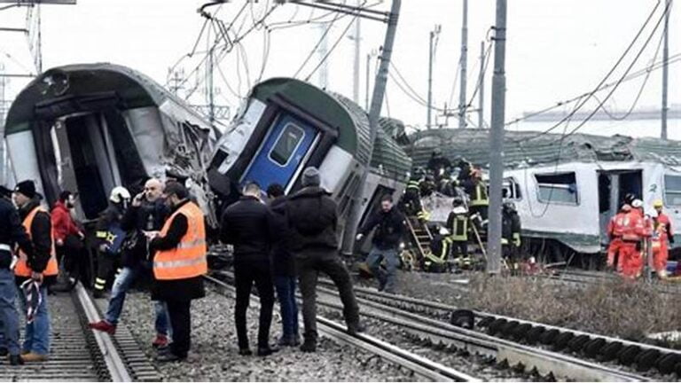 إصابة 13 شخصاً بتصادم قطارين في صربيا