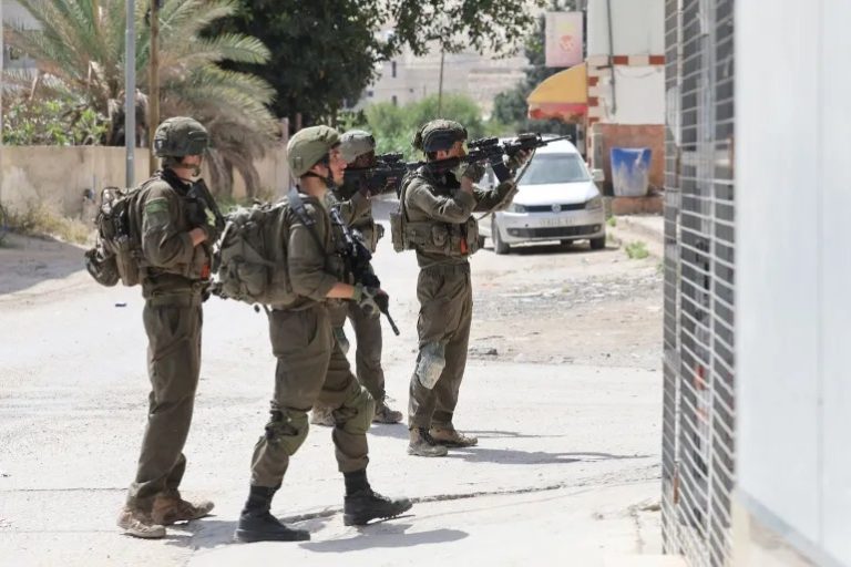 “سي إن إن”: انتهاكات “اسرائيلية” ضد معتقلين فلسطينيين في النقب