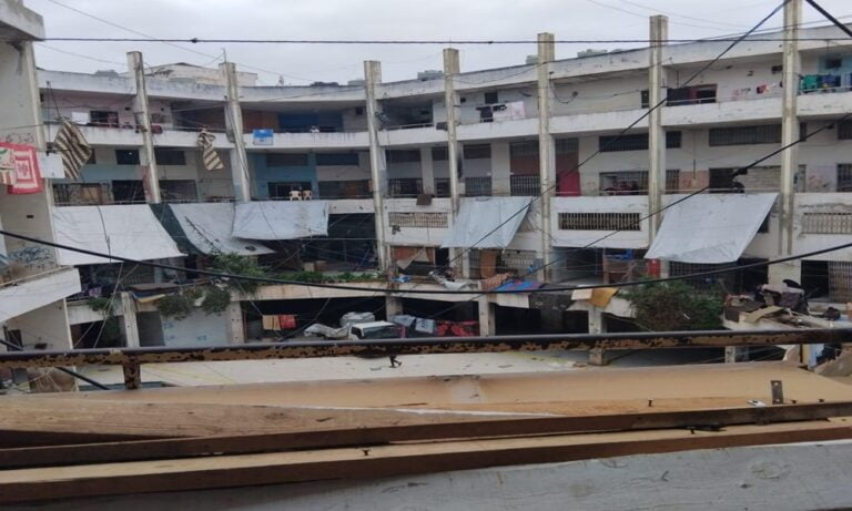 نازحون سوريون يخلون مجمع الواحة في الكورة