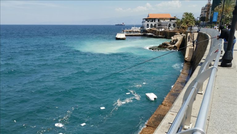 تحذير للمواطنين من الشاطىء بسبب الأمواج وسرعة الرياح