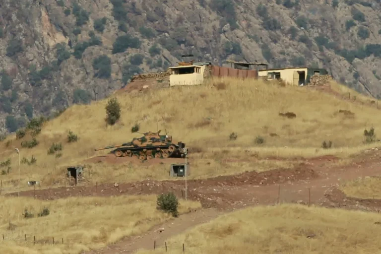 إصابة 11 ضابطاً وجندياً بانقلاب مركبة عسكرية في تركيا