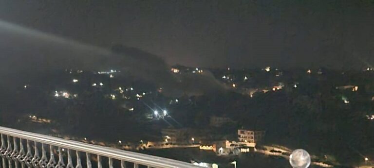 غارة عنيفة على بنت جبيل ليلاً (فيديو)