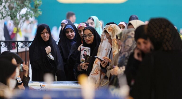 ضحايا بهجوم مسلح على مركبة صناديق الاقتراع في جاكيجور الإيرانية (فيديو)