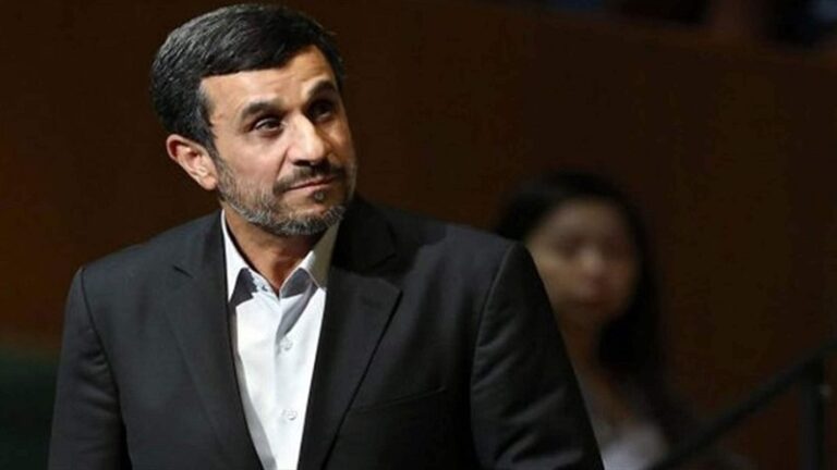 أحمدي نجاد يسجل ترشحه للرئاسة الإيرانية