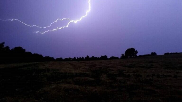 إصابة 15 شخصاً بضربة صاعقة برق في التشيك