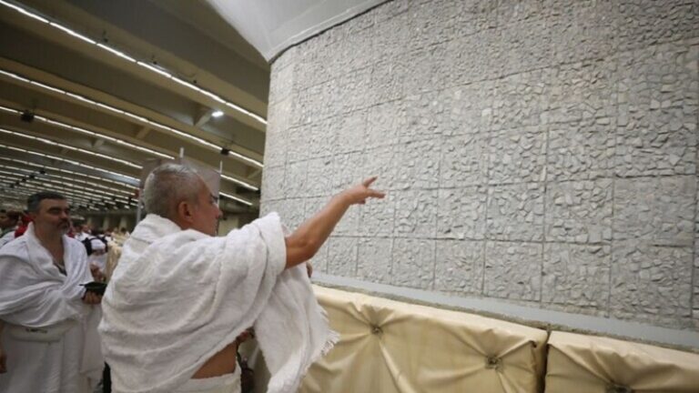 الحجاج يواصلون رمي الجمرات في مشعر منى