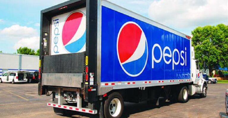 طرد شاحنات “بيبسي” من المناطق.. وتهديد بإحراقها (فيديو)