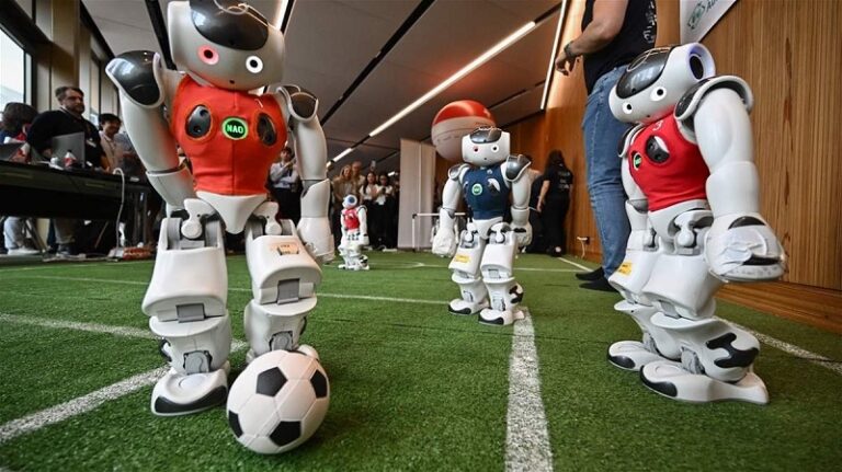 روبوتات تخوض مباراة كرة القدم!