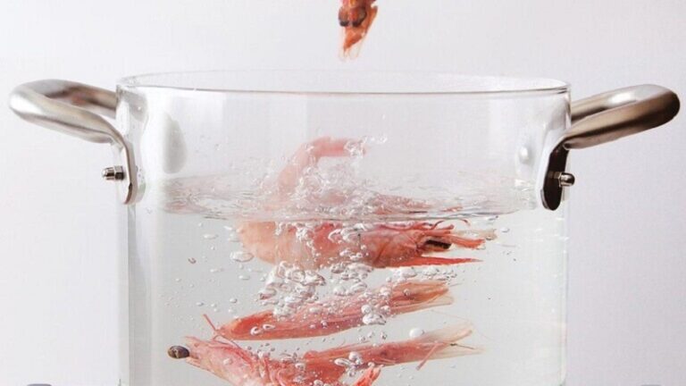 بالفيديو.. وعاء ينفجر في وجه امرأة!