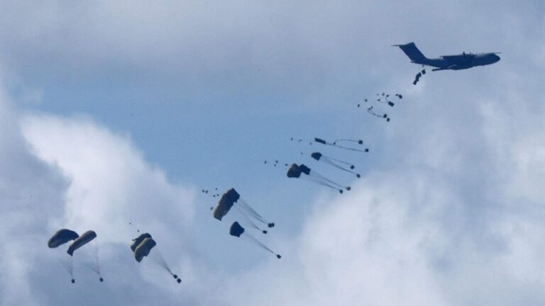 الولايات المتحدة تستأنف إنزال المساعدات جواً في شمال غزة