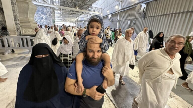 الحجاج يؤدون آخر مناسك الحج (فيديو)