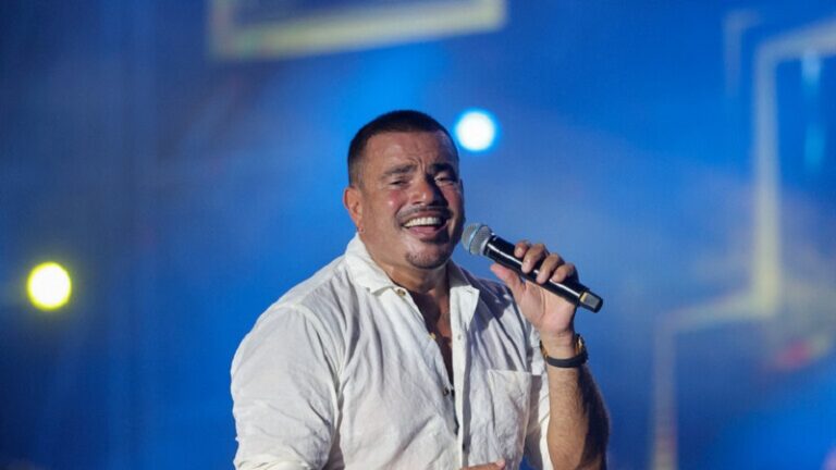 بعد صفع عمرو دياب لمعجب.. والد الشاب: “هناخد حقنا بالقانون”!