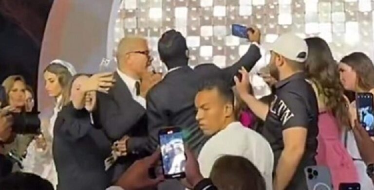 عمرو دياب يصفع معجباً! (فيديو)