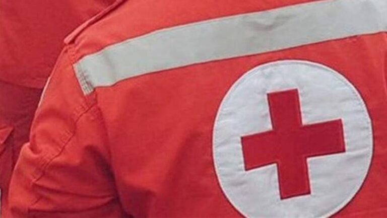 بالصور ـ الدفاع المدني يعالج بقعة تلوّث بحري على شاطئ الجيّة