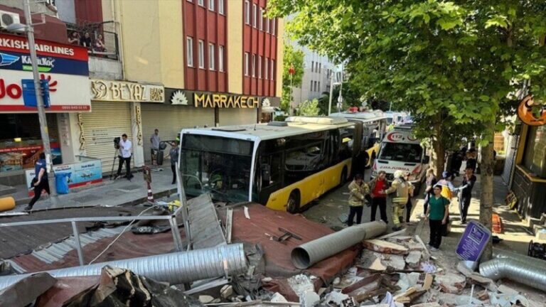 بالفيديو.. انهيار مبنى سكني في اسطنبول