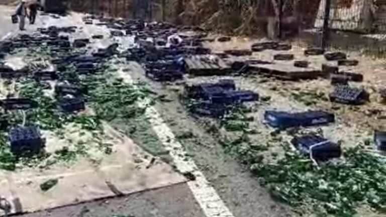 انقلاب شاحنة “Pepsi” على أوتوستراد جبيل (فيديو)