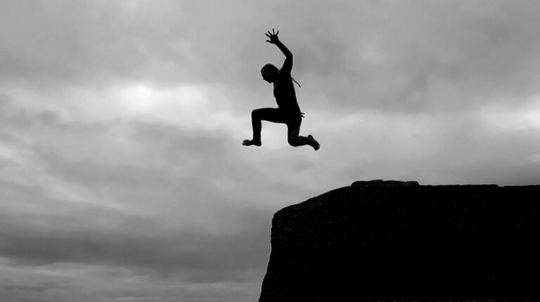 بالفيديو.. حاولت الإنتحار!