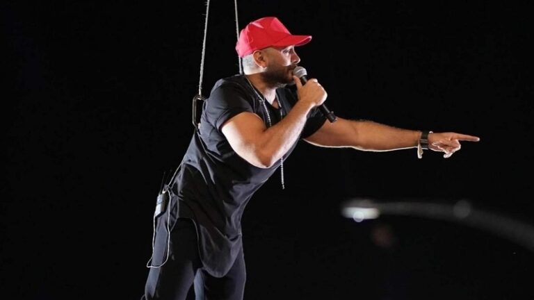 تامر حسني “طار” فوق آلاف الأشخاص! (فيديو)