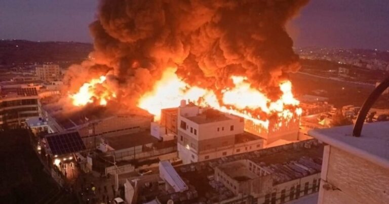 بالفيديو.. حريق ضخم بمصنع وسط فلسطين المحتلة!